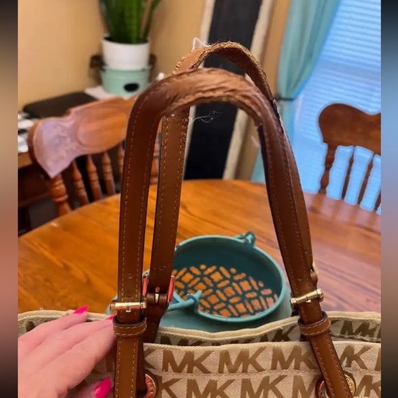 Purse in great condition except small Wear of leather strap .best offer - Picture 1 of 3